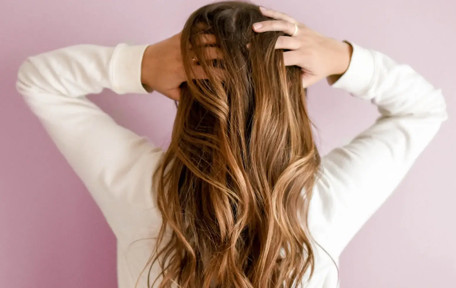 kobieta z długimi włosami