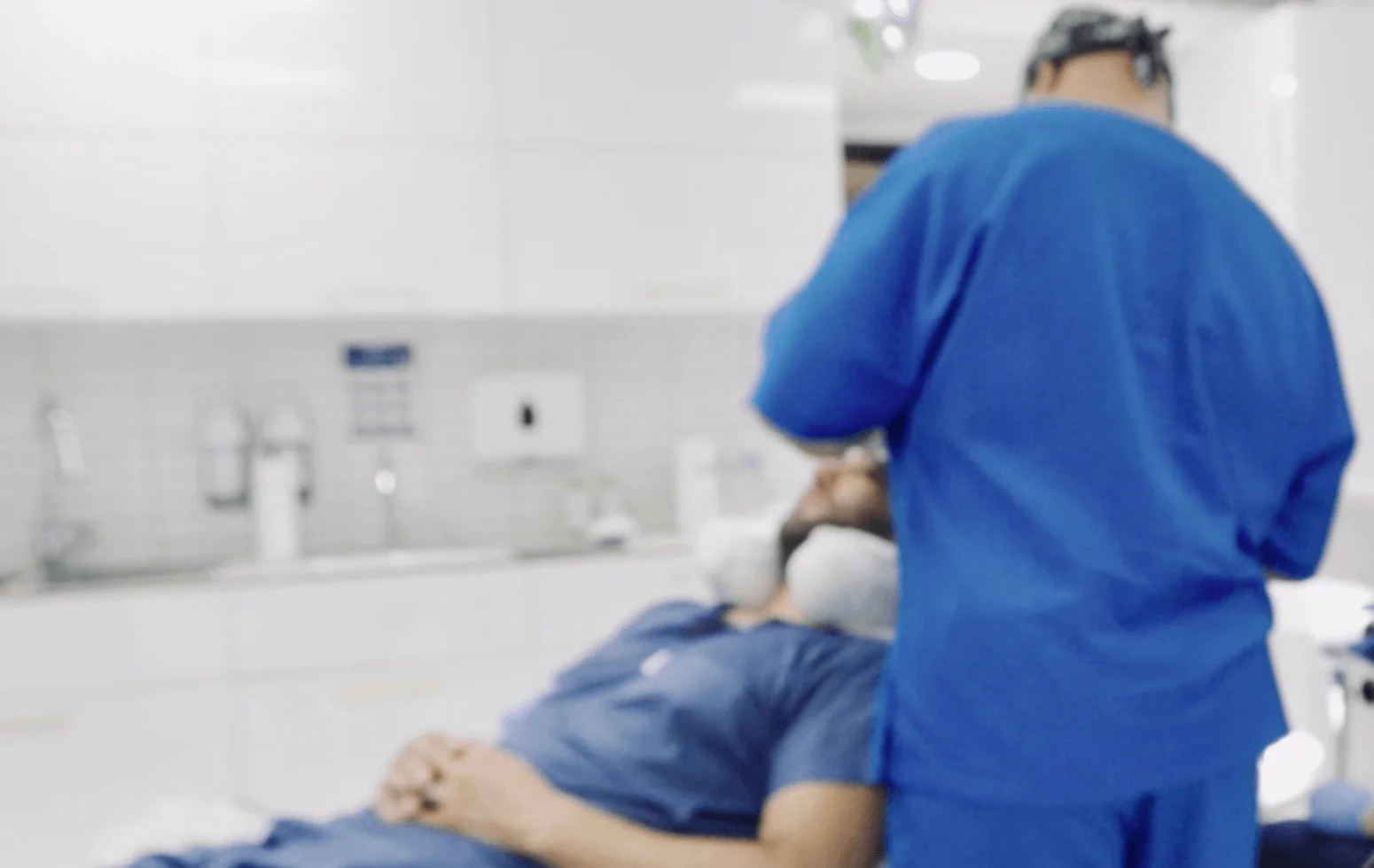 pacjent podczas zabiegu przeszczepu włosów rozmawia z lekarzem