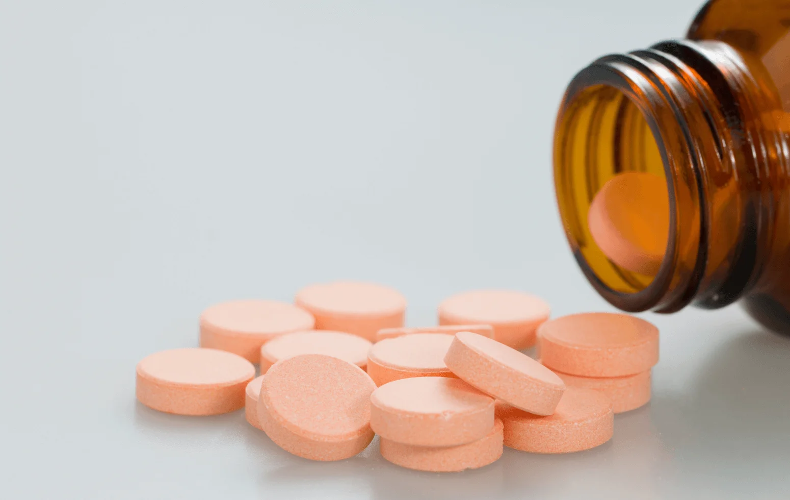 tabletki finasteryd na wypadanie włosów wysypane z opakowania na stół