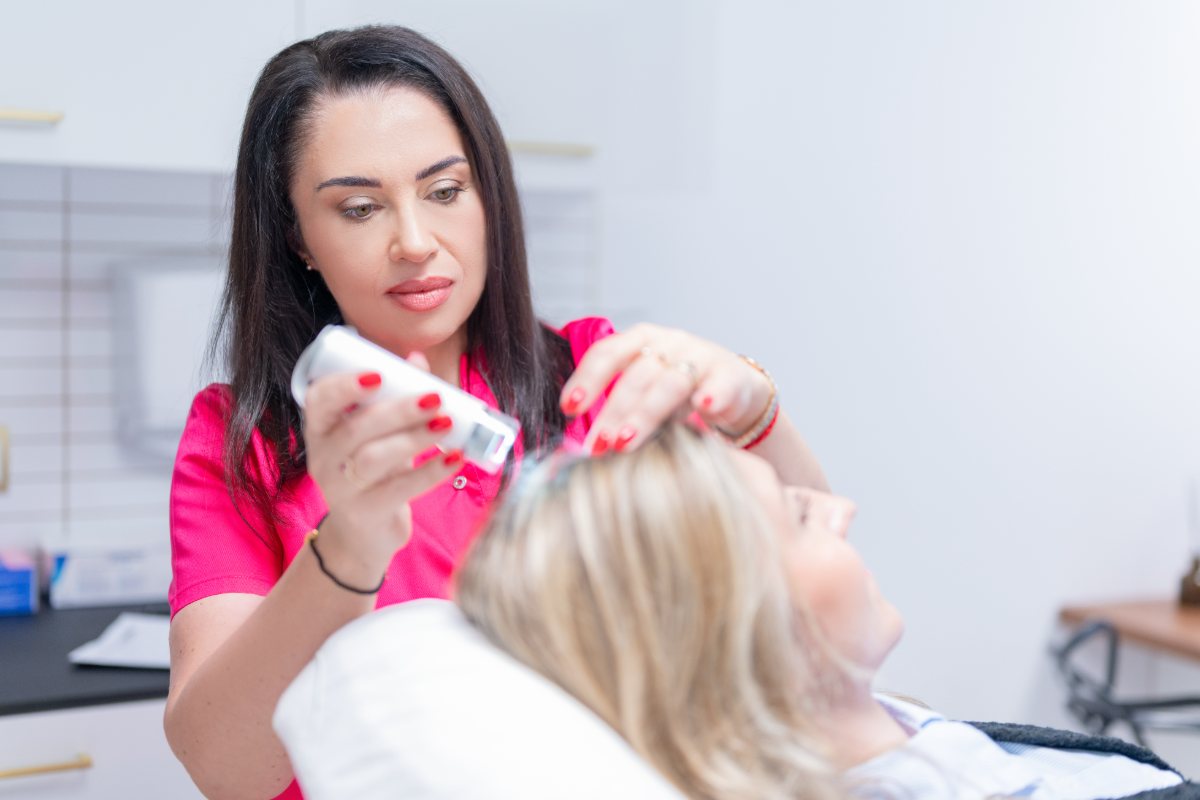 Trichoskopia — badanie skóry głowy pod kamerą w Perfect Hair Clinic