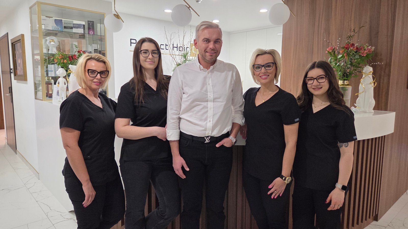 Zespół Perfect Hair Clinic przy recepcji kliniki w Katowicach